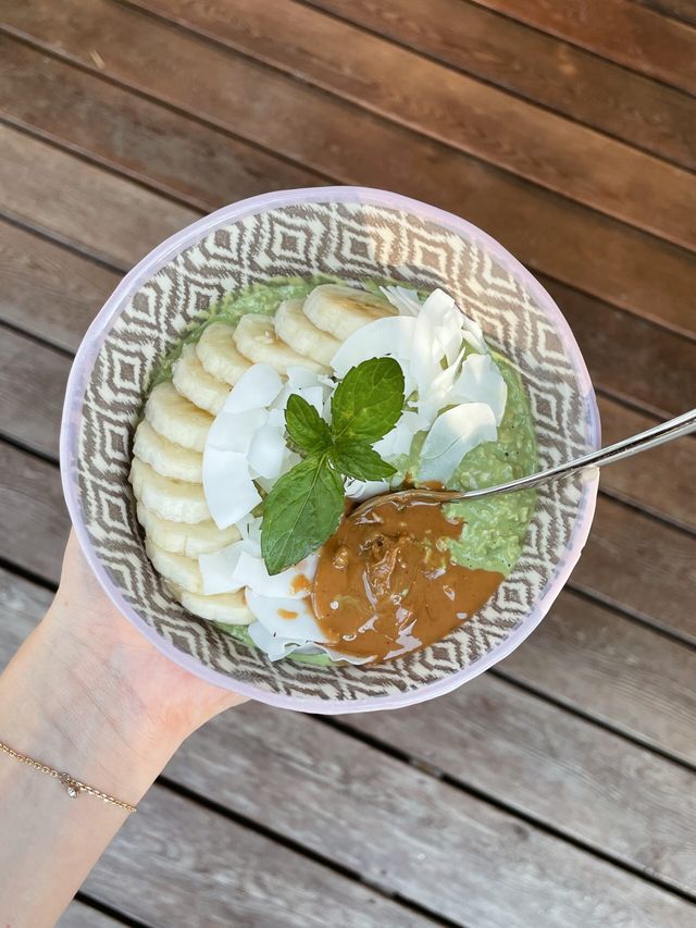 Kreemjas matcha üleööpuder banaani ja pähklivõiga